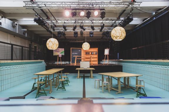 Eventsetting im Pool, Altes Hallenbad in Feldkirch Eventsetting im Pool, Altes Hallenbad in Feldkirch