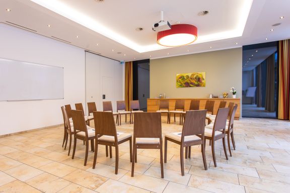 Stuhlkreis im Seminarraum im Hotel Lamm, Bregenz Stuhlkreis im Seminarraum im Hotel Lamm, Bregenz