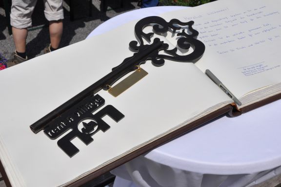 Schlüsselübergabe in Brand, Rent a village by xnet Schlüsselübergabe in Brand, Rent a village by xnet