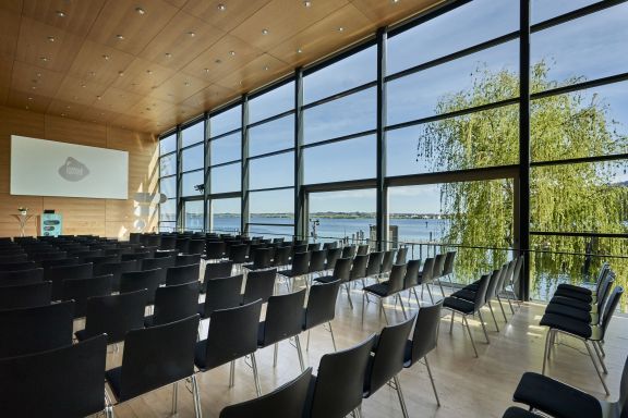 Reihenbestuhlung im Seefoyer im Festspielhaus Bregenz Reihenbestuhlung im Seefoyer im Festspielhaus Bregenz