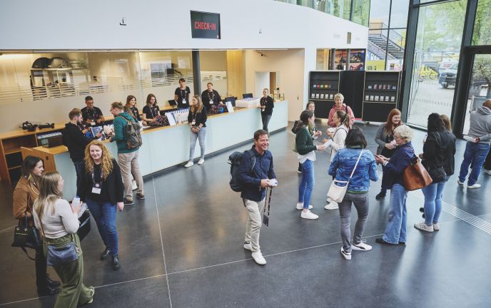 DSTNCMP24 Check-In (c) Johannes Leistner, netzvitamine GmbH DSTNCMP²⁴ DSTNCMP24 Check-In (c) Johannes Leistner, netzvitamine GmbH DSTNCMP²⁴