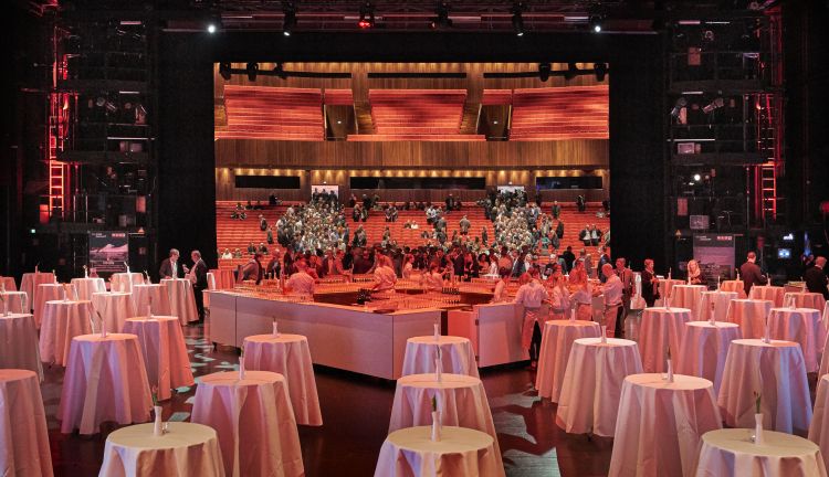 Cocktail Empfang auf der Hauptbühne Festspielhaus Bregenz Cocktail Empfang auf der Hauptbühne Festspielhaus Bregenz