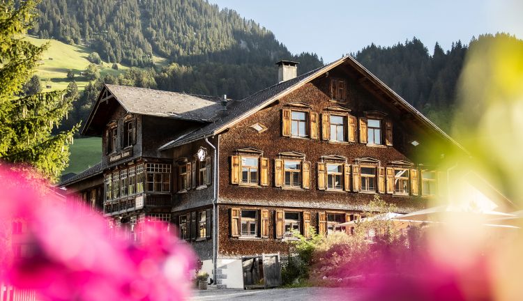 Aussenansicht Bergbrennerei & Gasthaus Löwen im Bregenzerwald Aussenansicht Bergbrennerei & Gasthaus Löwen im Bregenzerwald