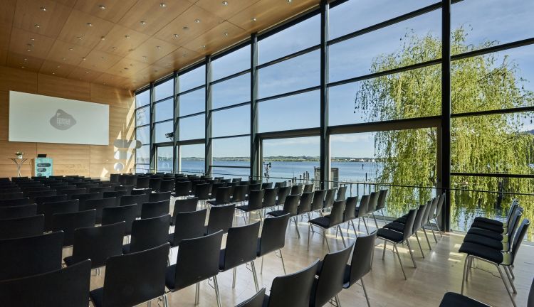 Reihenbestuhlung im Seefoyer im Festspielhaus Bregenz Reihenbestuhlung im Seefoyer im Festspielhaus Bregenz